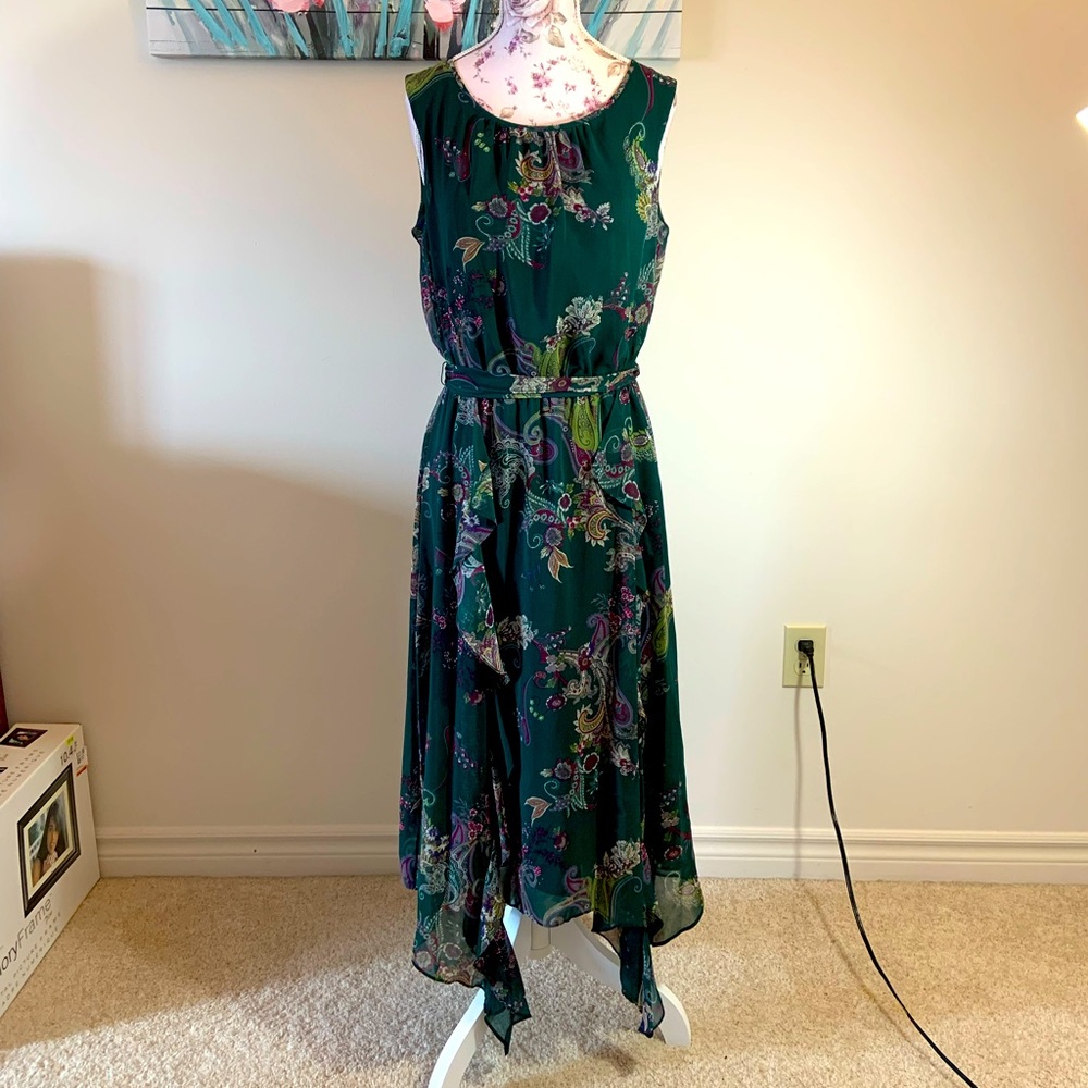 Gabby Skye sleeveless chiffon dress. NWOT